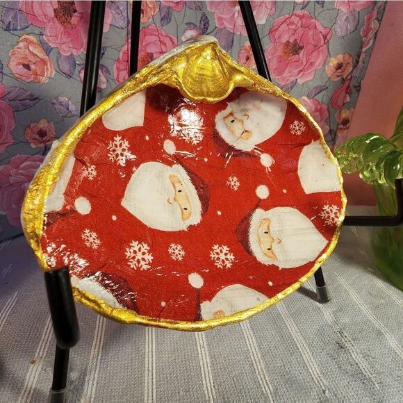 DECOUPAGE CLAM SHELL DECOUPAGE CHRISTMAS SANTA CLAUS TRINKET DISH - Picture 2 of 10